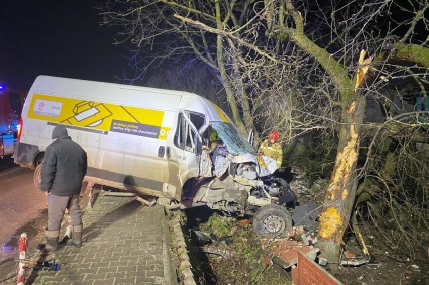 Kurierski furgon uderzył w drzewo – kierowca zakleszczony w kabinie