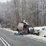 Na DK 73 furgonetka uderzyła w ciężarówkę – kierowca vana ciężko ranny