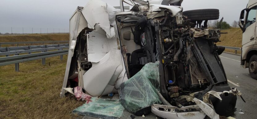 Na S8 kierowca Ducato najechał na naczepę - prawdopodobnie zasnął