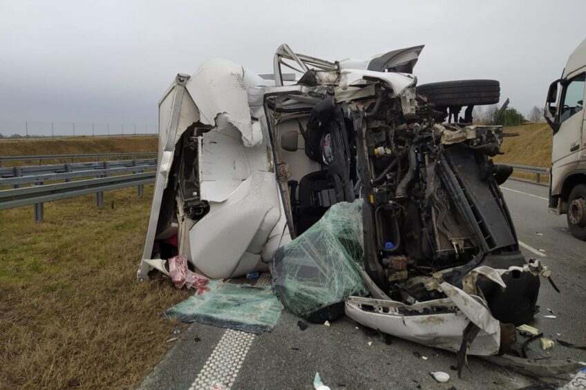 Na S8 kierowca Ducato najechał na naczepę – prawdopodobnie zasnął