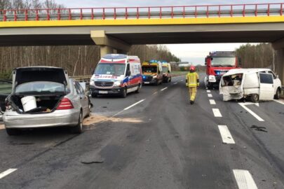 Zderzenie VW Transportera z osobowym Mercedesem na S3 – ranne 3 osoby