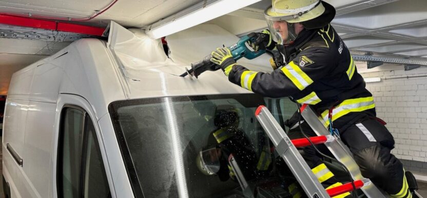 Wjechał Ducato L4H2 na parking podziemny. Wyjechał już bez dachu