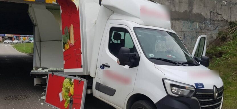 Aż ramę wygięło - kierowca Renault Master wbił się pod wiadukt