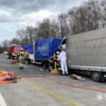 Bus wbił busa w ciężarówkę. Jeden z kierowców zakleszczony