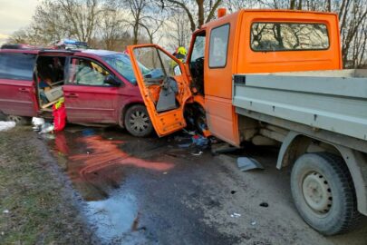 Kierowca Sprintera wypadł z kabiny po zderzeniu z Voyagerem