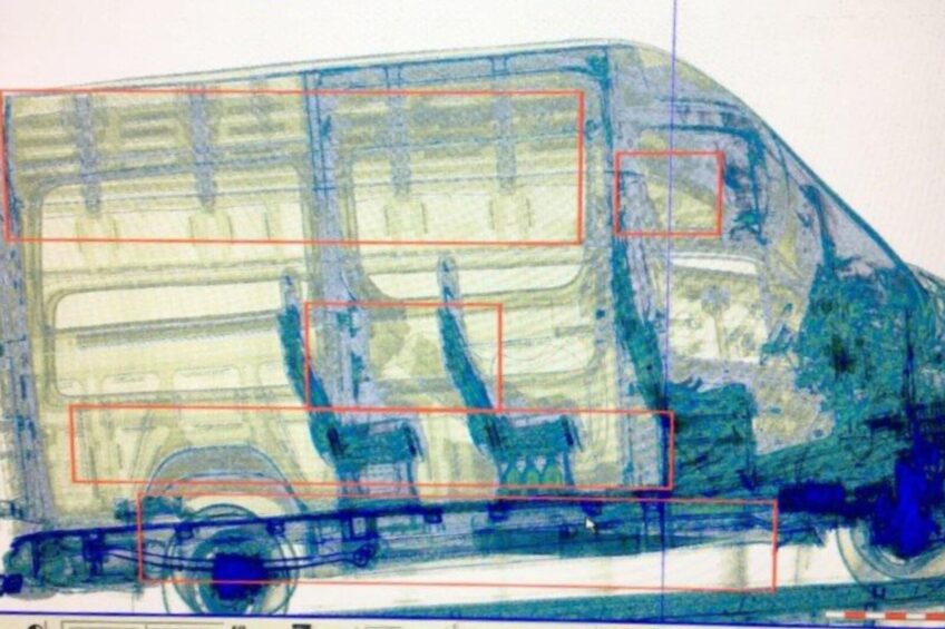 Kontrabanda w minibusie wykryta dzięki badaniu rentgenem