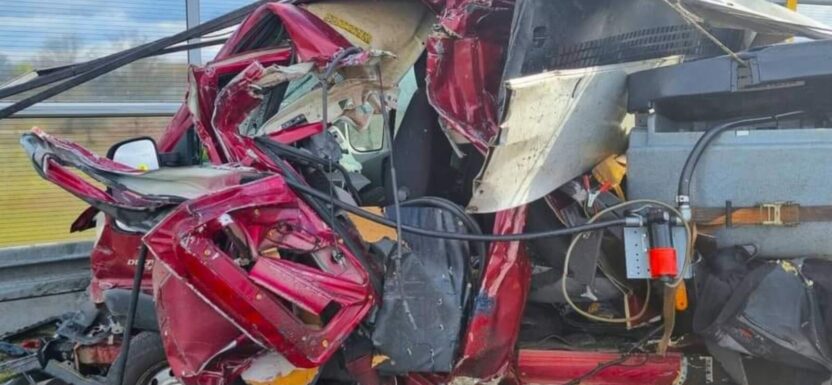 Na S3 rozpędzony zestaw zmiażdżył 2 busy stojące na pasie awaryjnym