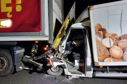 Na S51 kierujący Sprinterem najechał na tył naczepy