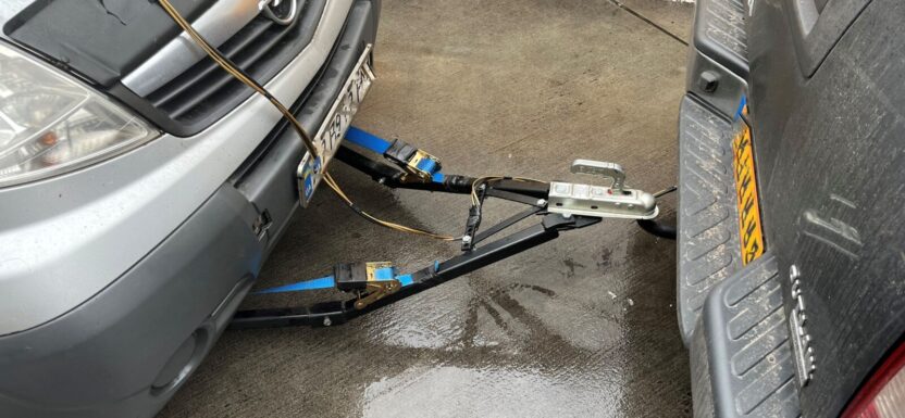 Navara z Vivaro na sztywnym holu ściągnięty z A38. A te światła to hit