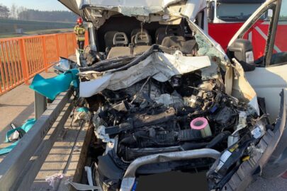 Kierowca Jumpera wjechał w naczepę – zmarł pasażer busa