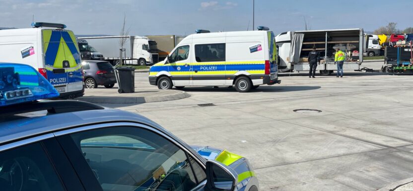 Kontrole na A7 pod Kassel - sprawdzali busy i ciężarówki