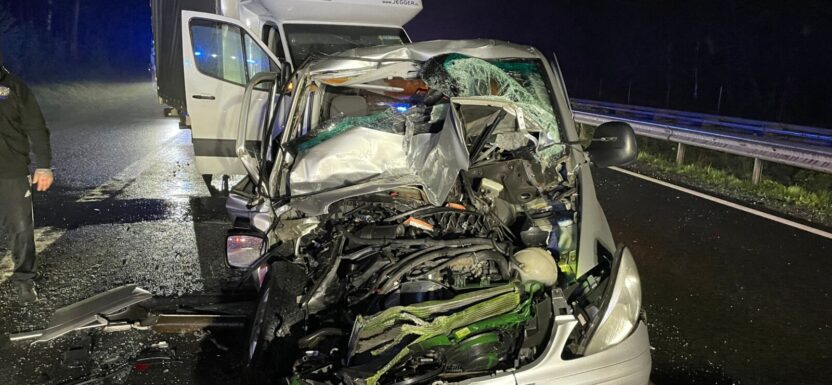 Na niemieckiej A30 Sprinter najechał na Vito wbijając minibusa pod naczepę