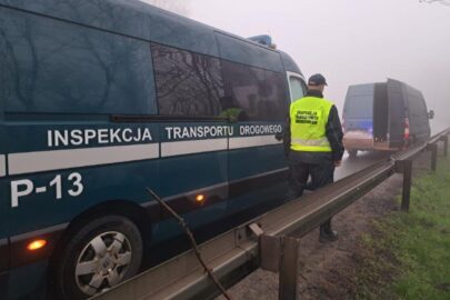 Stali na awaryjkach przy DK 35 a inspektorzy ITD chcieli pomóc