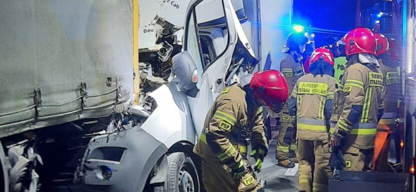 Na A4 bus najechał na naczepę. Kierowca eksportówki zmarł