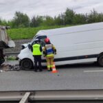 Na obwodnicy Krakowa kierowca furgonu uderzył w naczepę