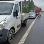 Opel Movano wjechał w barierki na DK 61 – kierowca zasłabł