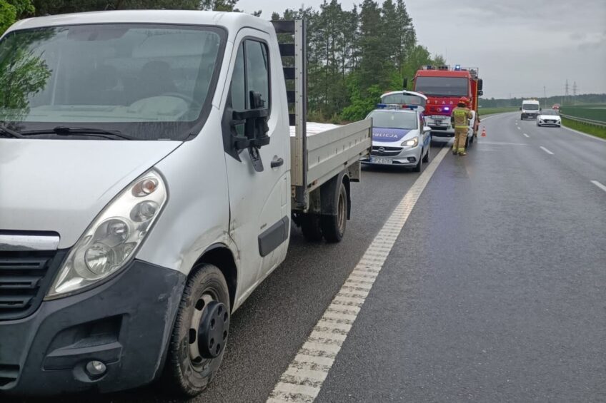 Opel Movano wjechał w barierki na DK 61 – kierowca zasłabł