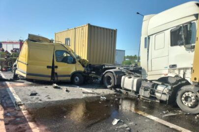 Karambol na S6 z udziałem 4 pojazdów. Kierowca Mastera ranny