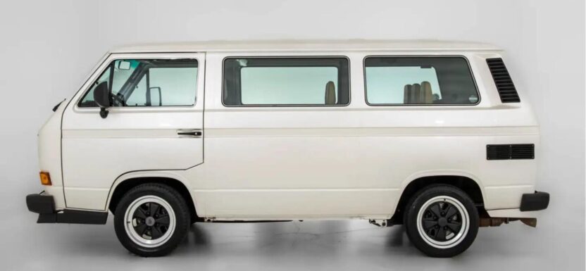 idealnym stanie, wymaga naprawy lakierniczej oraz odnowienia tapicerki przednich drzwi.