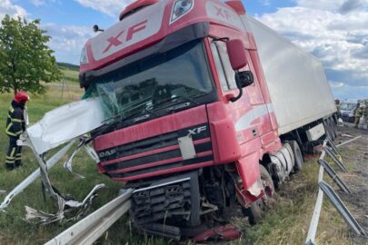 Zestaw uderzył w Boxera. Blacha z busa wbiła się w szybę DAF-a