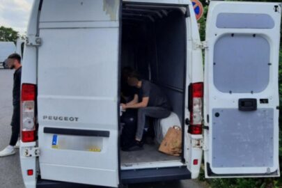 15 Syryjczyków i 2 kurierów w polskim furgonie wpadło na A4