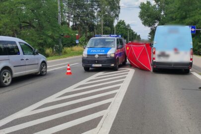 Kierowca busa nagle stanął na drodze. Pomimo reanimacji zmarł