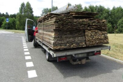 Z Daily rozładowali 2500 kg desek. Mandat 1 zł za każdy 1 kg