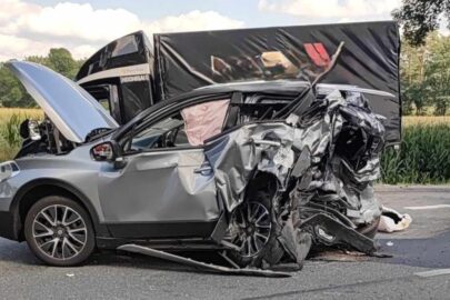 Na DK 94 bus wbił się w osobówkę – 1 osoba nie żyje