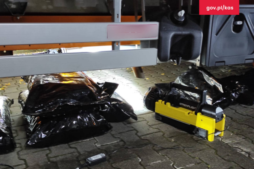 Narkotyki pod autolawetą. Kierowca w areszcie