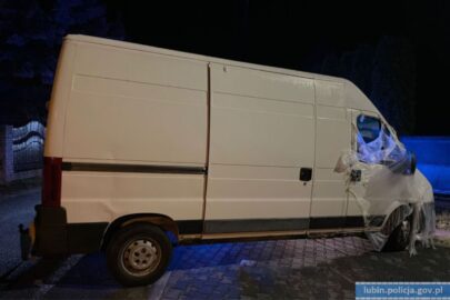 Pijane 16-latki w Boxerze. Bus wjechał w skrzynkę elektryczną