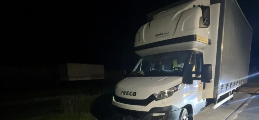 Przeładowana 5-tonówka z Polski wpadła na A9