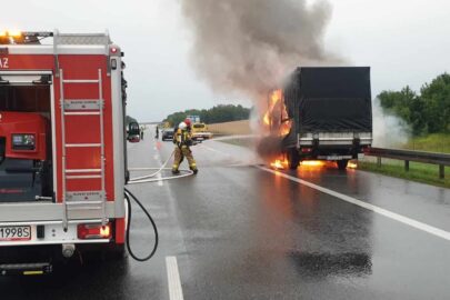 Renault Master niemal doszczętnie spłonęło na autostradzie A4