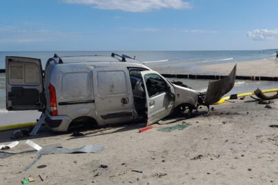 Rozbity van na plaży w Łebie. Uderzył w ostrogę brzegową
