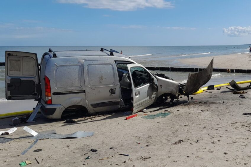 Rozbity van na plaży w Łebie. Uderzył w ostrogę brzegową