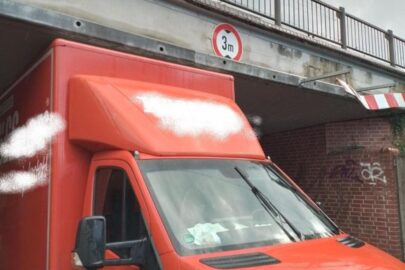 Zaklinował Sprintera pod wiaduktem. Wstrzymano ruch pociągów