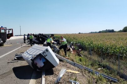 Aż kurnik wyrwało – osobówka wypchnęła busa z drogi