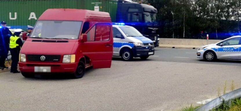 Jechał VW LT po A4 bez świateł. Na pace miał 27 osób