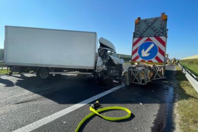 Na S5 Iveco Daily wjechało w auto drogowców. Kierowca ranny