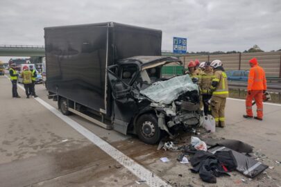 Groźne najechanie busa na naczepę na autostradzie A4
