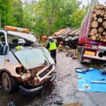 Groźne zderzenie Movano z Volvo. Kierowca autolawety przeżył