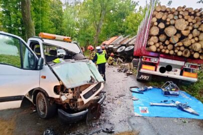Groźne zderzenie Movano z Volvo. Kierowca autolawety przeżył