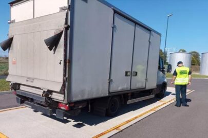 Iveco Daily z pękniętym piórem ważyło prawie 9 ton