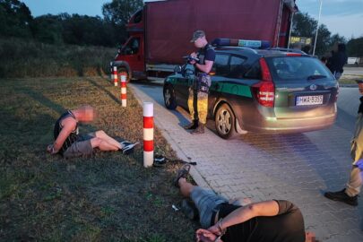 Kierowca busa próbował uciekać. Pogranicznik użył broni