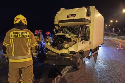 Na A2 Iveco Daily najechało na zestaw. Kierowca busa przeżył