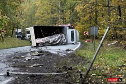 Przewrócony Mercedes Sprinter z naczepą na DK 25