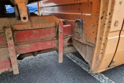 W ramę można by pięść włożyć – skorodowany Sprinter na MLD