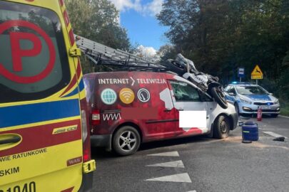 Yamaha na dachu VW Caddy. Groźny wypadek na DW 227