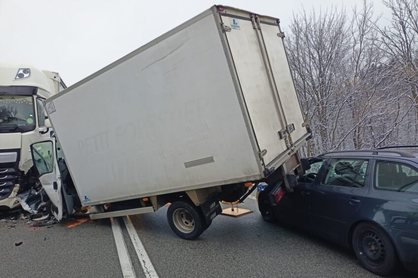 Bus wbił się w DAF-a. Tył Daily osiadł na słupku A Skody