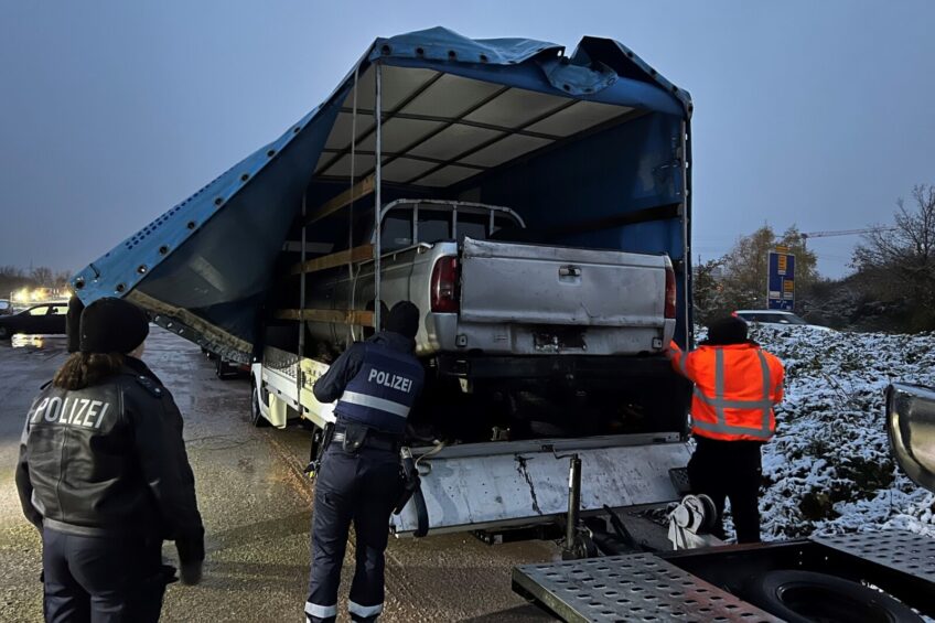 Pick-up wystawał spod plandeki. Bus jechał tak po niemieckiej A61