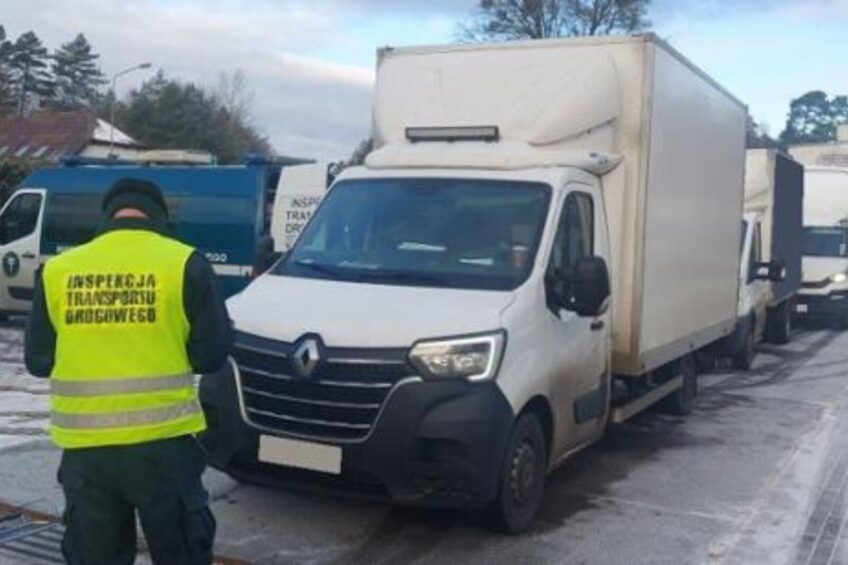 Sypnęło śniegiem i mandatami – 5 z 5 busów przeciążonych